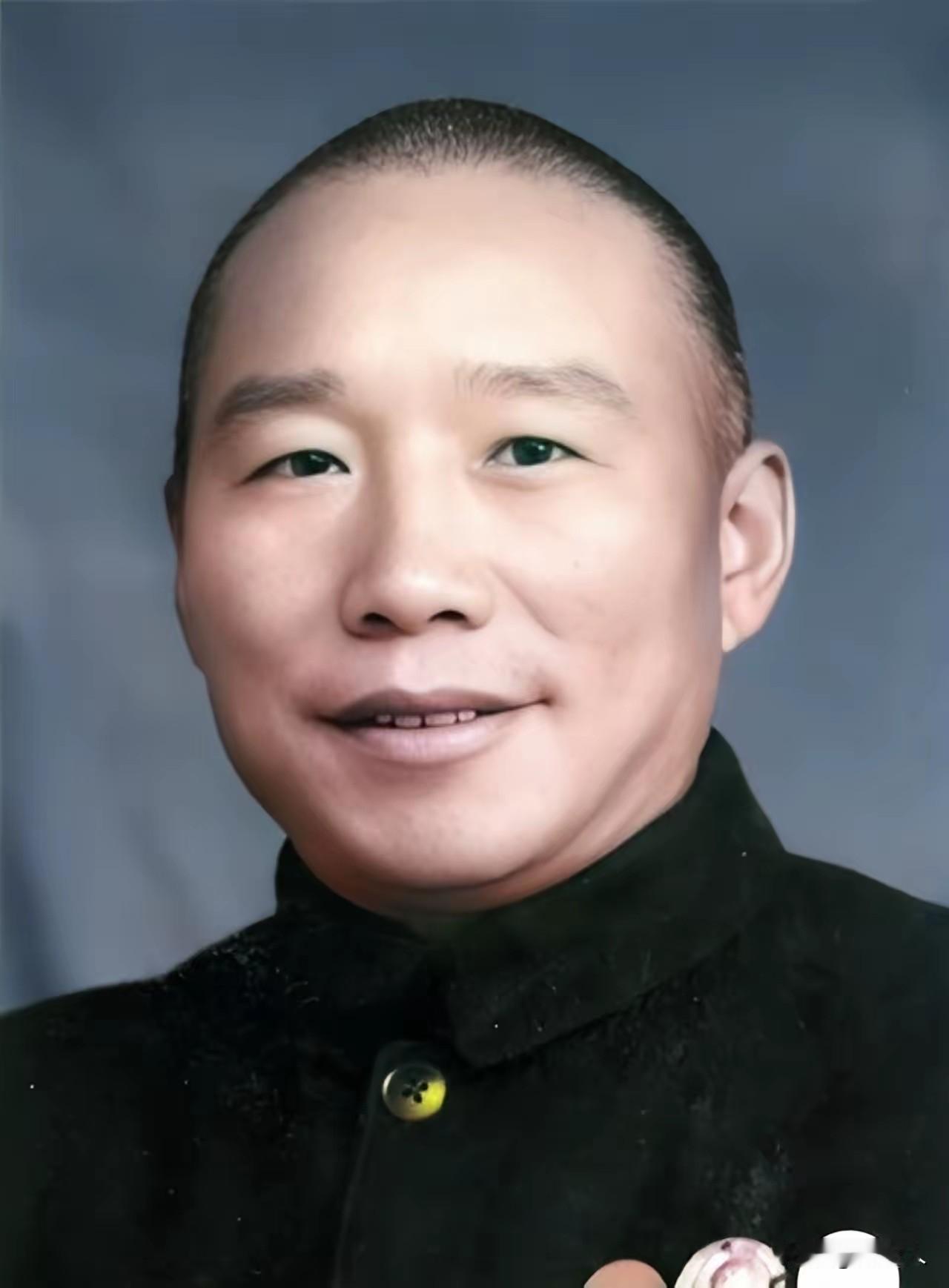 1948年，国军的一名伙夫和大部队走散了，被解放军拦下。解放军看他年纪大，便发了