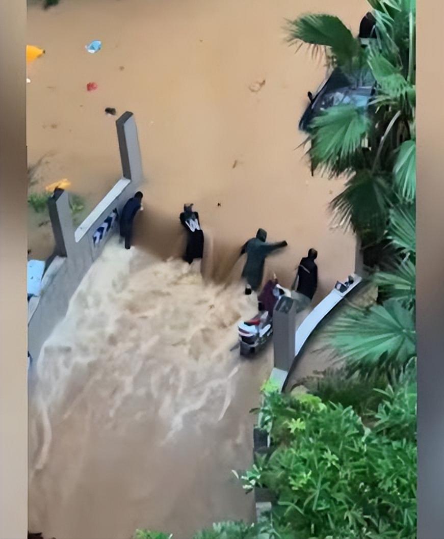 【尽职尽责！，业主：台风来临前就放置了，但水位太高挡不住】7月29日，福建泉州。