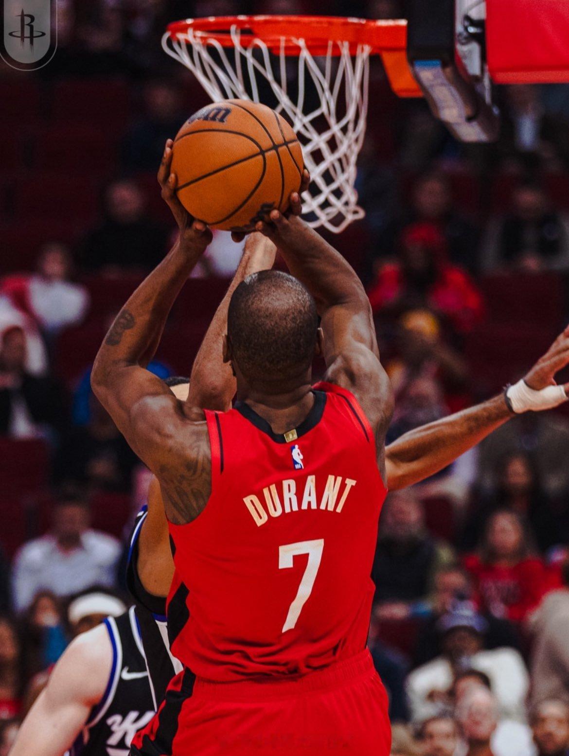 据训练师透露，杜兰特在新赛季开始前为休斯顿火箭队进行了刻苦训练杜兰特的训练师洛弗