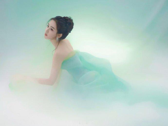 陈都灵星光大赏第二套look陈都灵荷叶仙子 陈都灵星光大赏第二套look来啦！这