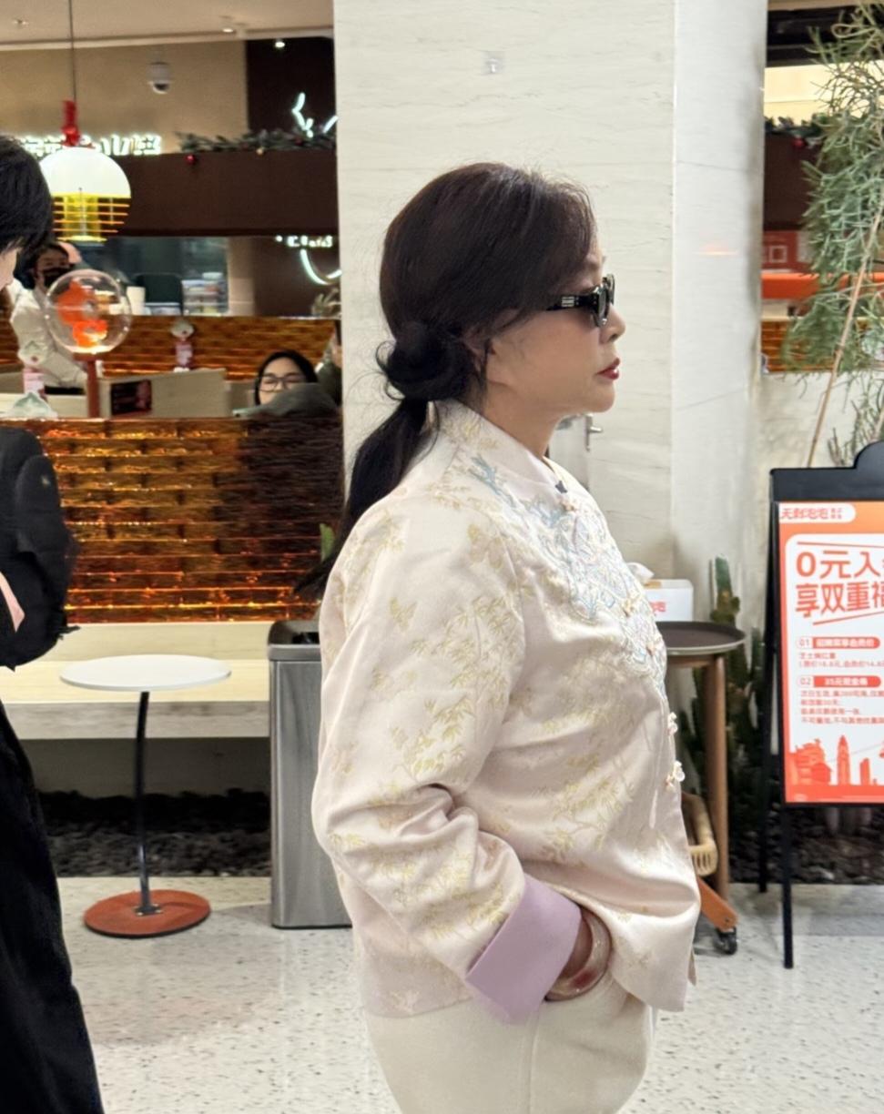 刘晓庆去烤鱼店吃烤鱼了！看打扮，中式浅色套装，休闲鞋子，低马尾，墨镜一戴，又休闲