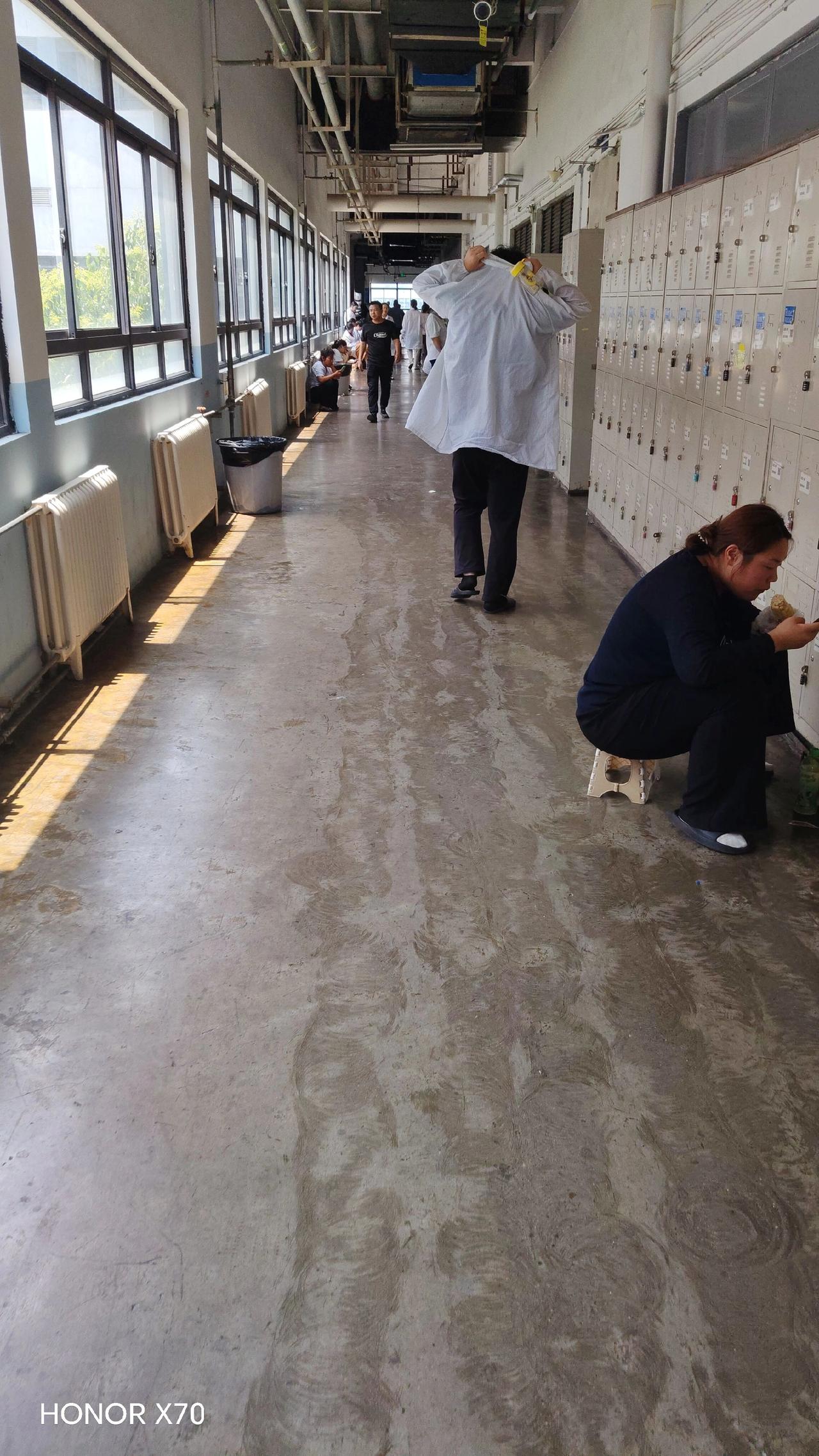 人生得意须尽欢
无奈老兄要上班
别人周末去狂欢
周末我要来搬砖
做人不能太攀比