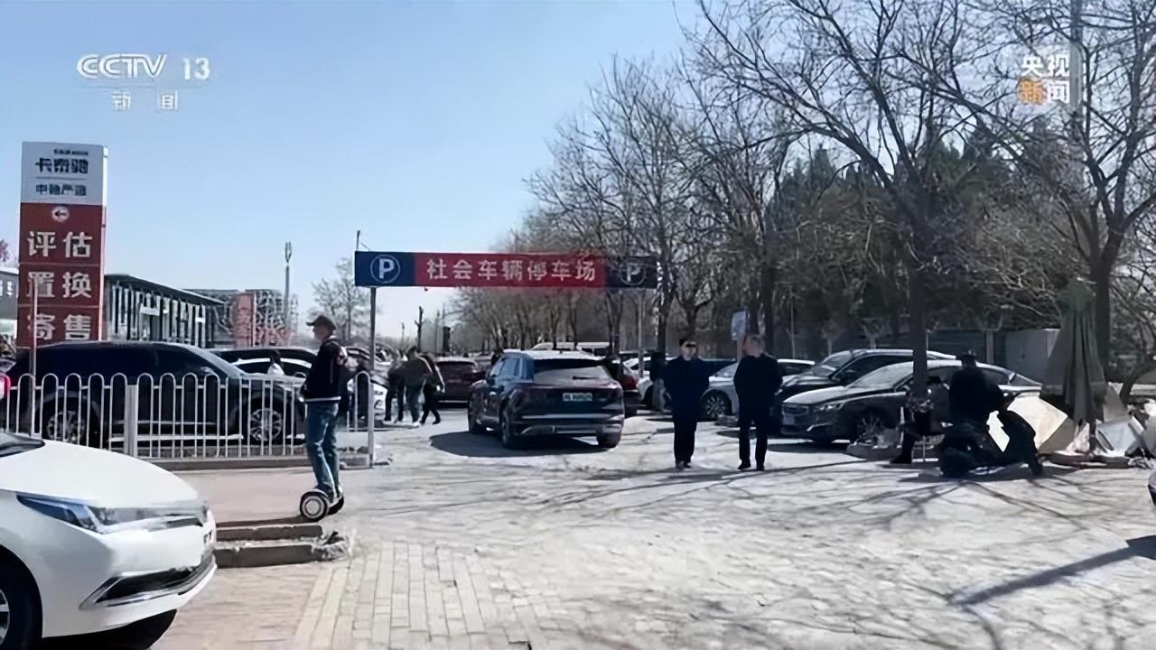 《焦点访谈》这回算是捅了马蜂窝，一把把北京二手车市场的遮羞布，全掀下来了。这帮车