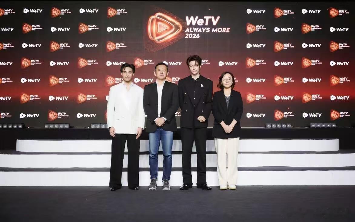 丁禹兮入场好帅他就这样不经意地走过来了，黑西装这身材优越的嘞，手捧鲜花缓步入场，