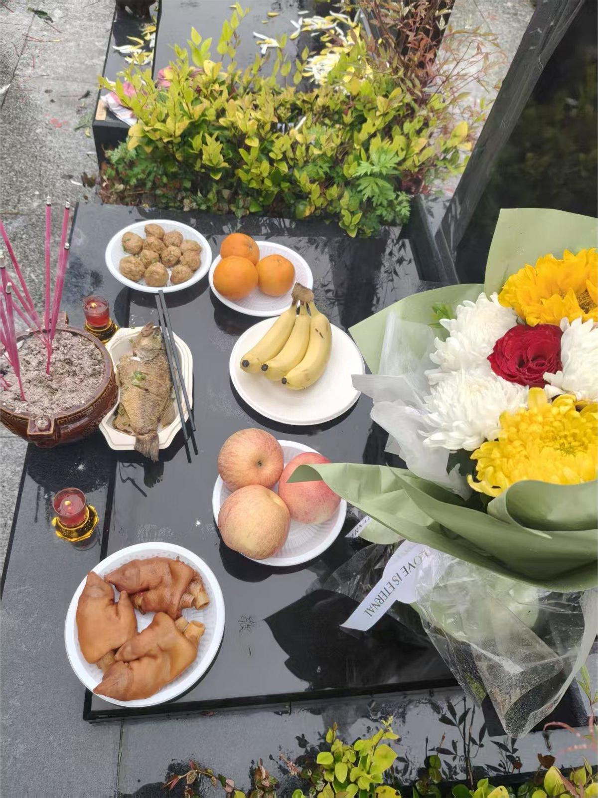 “太揪心了！”湖北武汉，37岁女子清明祭拜去世母亲，她没送鲜花，也没拿多余祭祀用