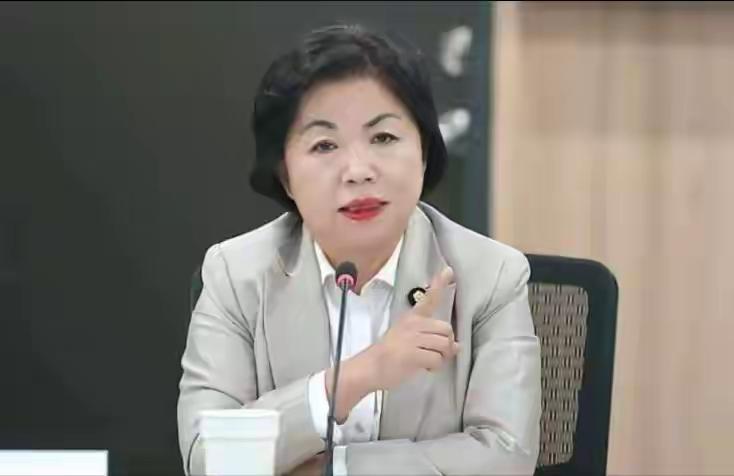 杨琼樱说要在三月底民调选要赢过江启臣，而且台中市长大选也要赢。

杨琼樱为什么有