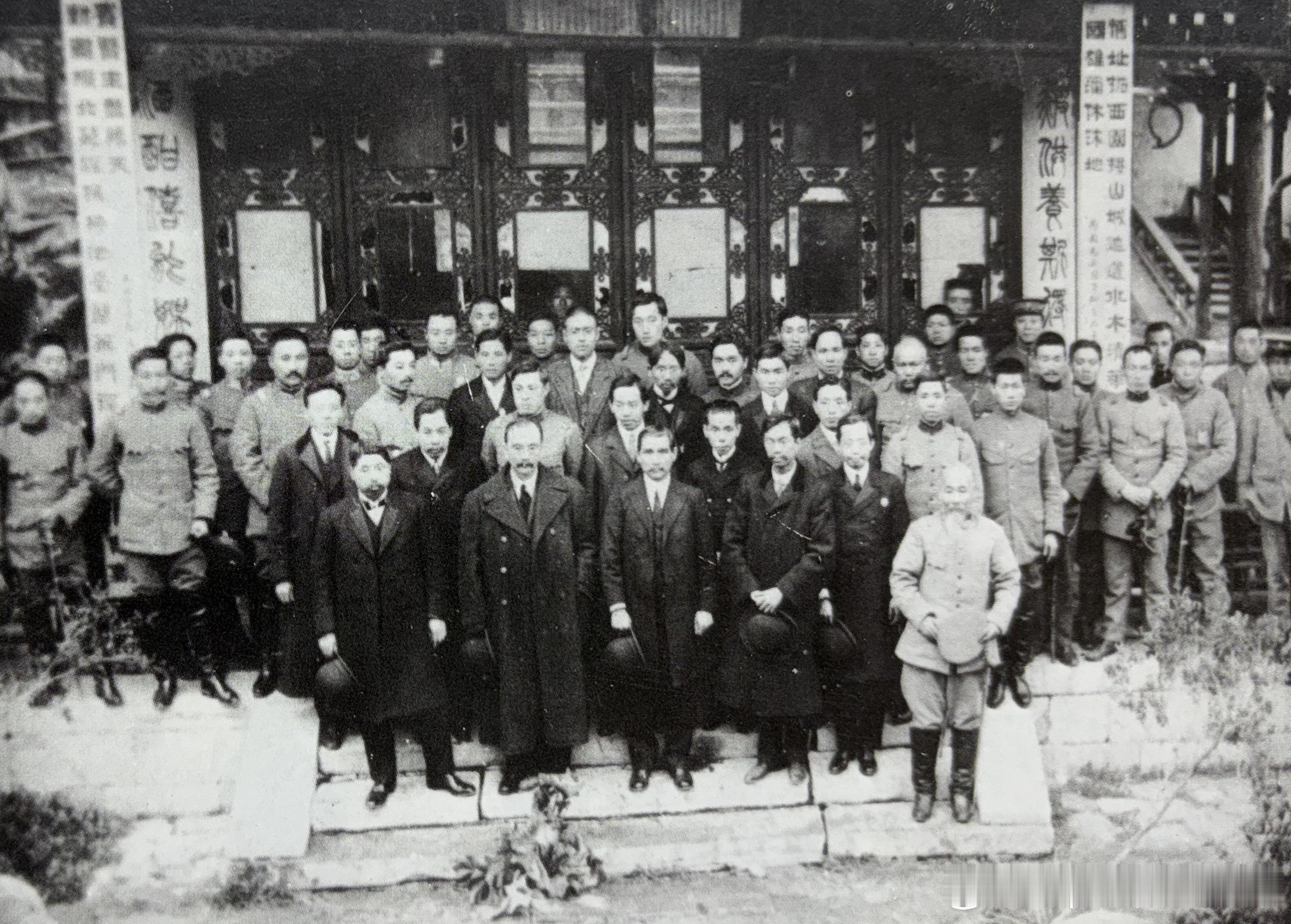 1912年4月3日孙中山赴上海前，黄兴等在南京与他合影。前排左起黄兴、唐绍仪、孙
