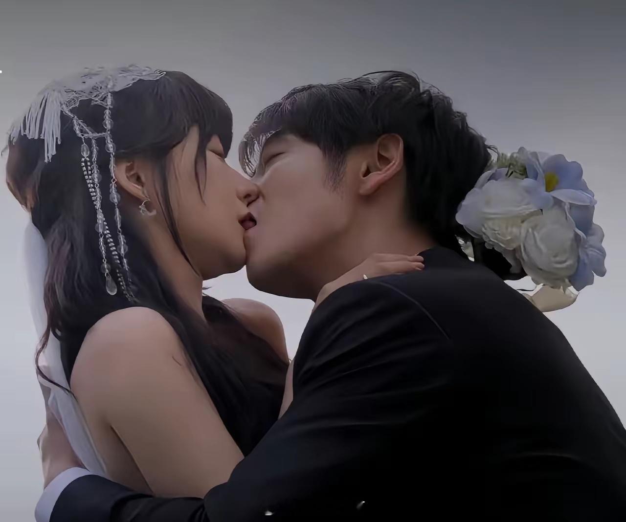 现在演员拍吻戏都不需要借位了，都直接亲嘴的，好怕他们亲着亲着就开钟点房去了。 