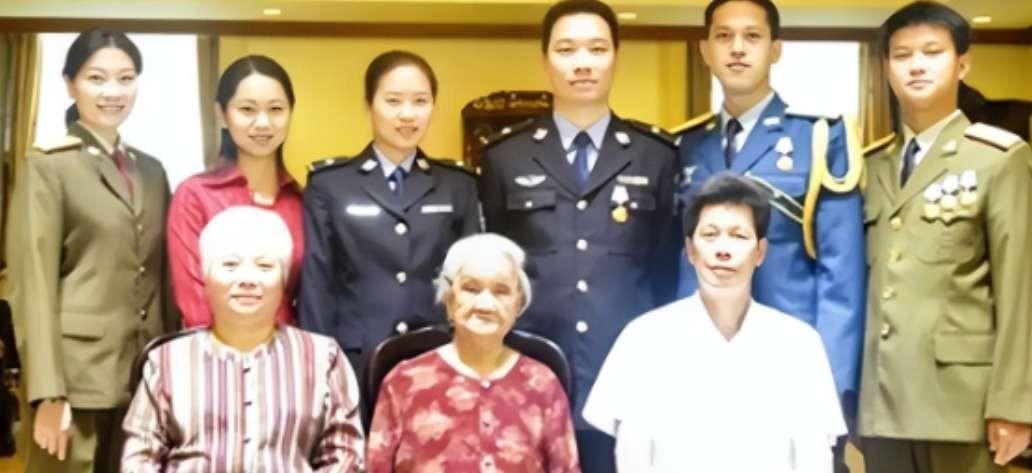 我他妈整个人都麻了。
卓太太说“我们又找了一个新保姆”的时候，那姑娘眼泪在眼眶里