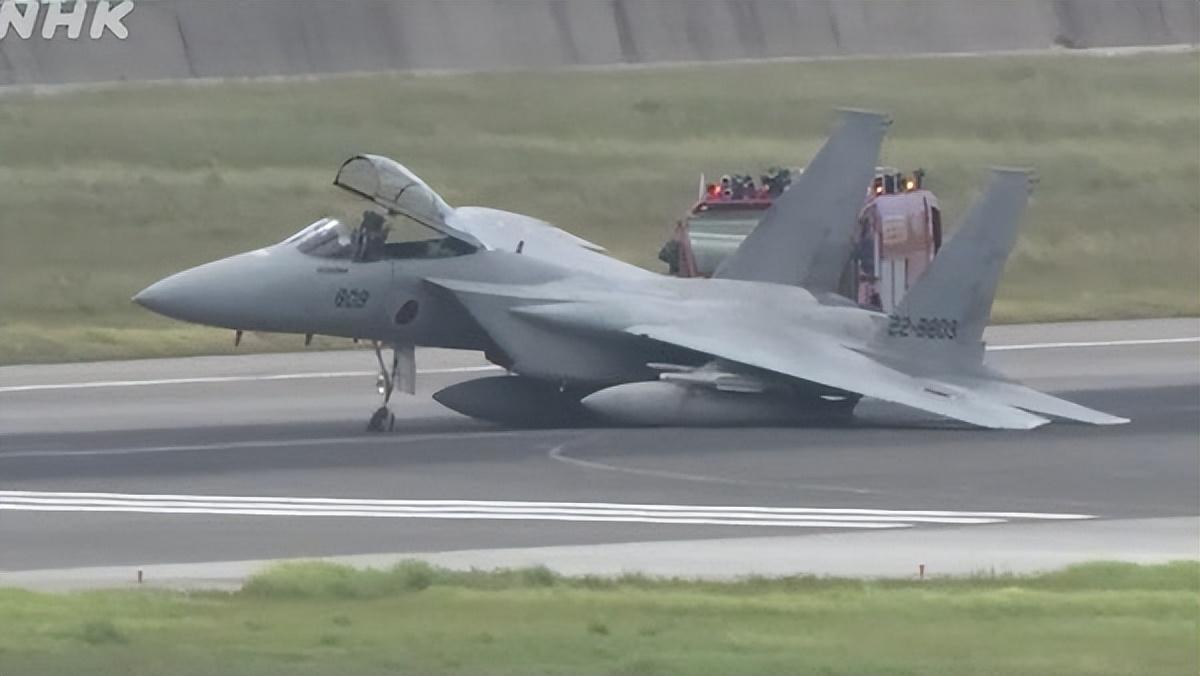 日本航空自卫队一架F-15J在降落时左侧起落架折断，机身向左倾斜滞留跑道。中国网