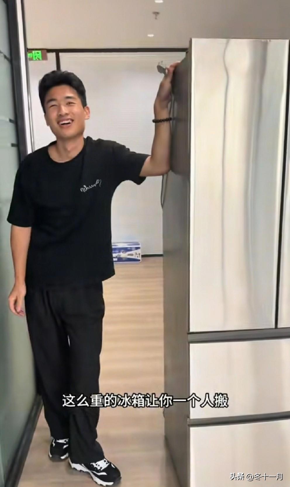 谢浩男妈妈的公司可算是装修好了，可惜呀，被螺蛳粉都熏臭了。螺蛳粉这东西爱吃的顿顿