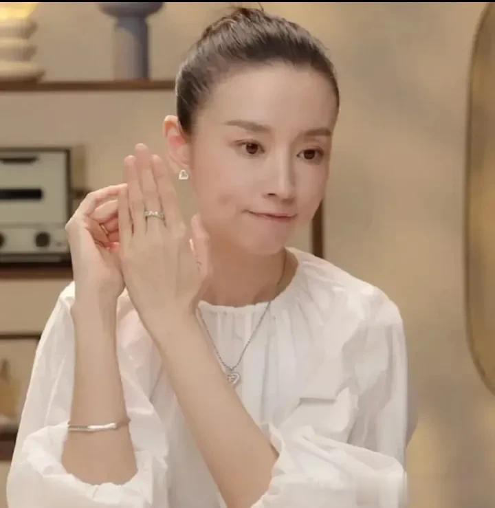 我发现董洁扎丸子头真的太美了！

董洁骨相很好，就算四十多岁，她只要打扮一下，不