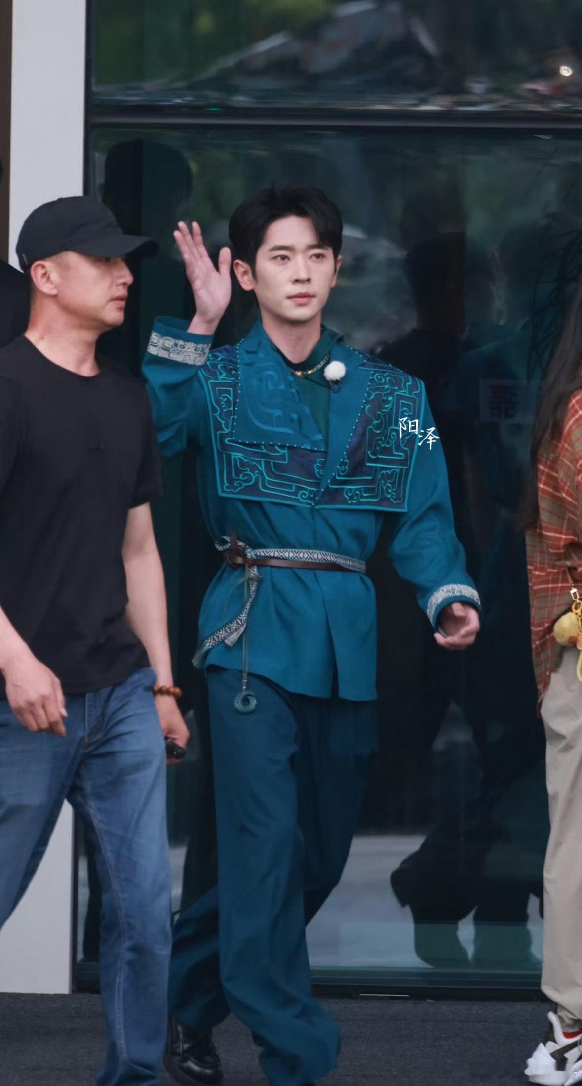 李昀锐 丞磊 范丞丞跑男上班生图 