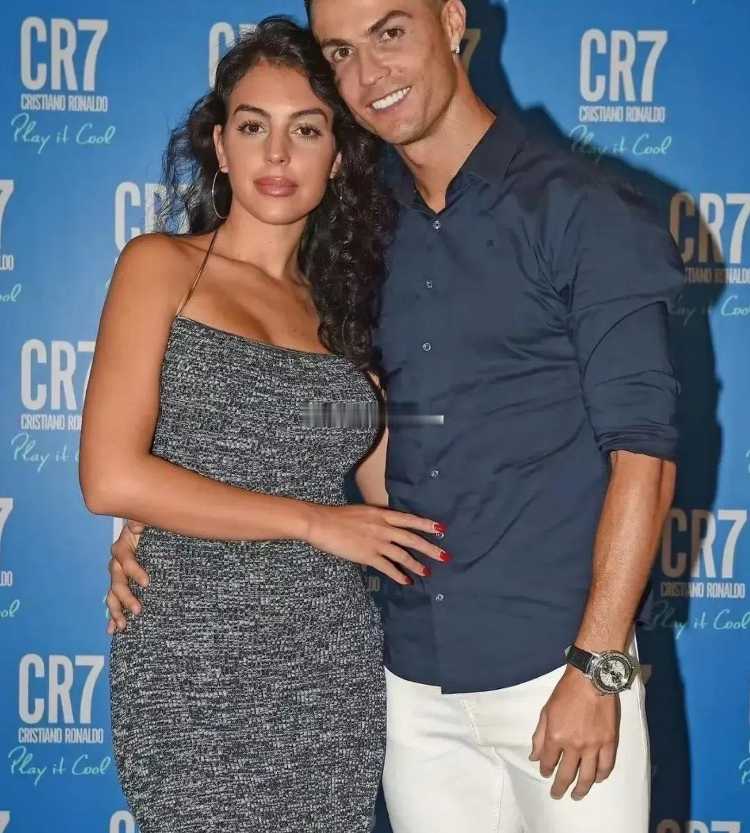 C罗向乔治娜求婚成功C罗求婚成功，晒出婚戒照！C罗日前向乔治娜求婚了，乔治娜同意