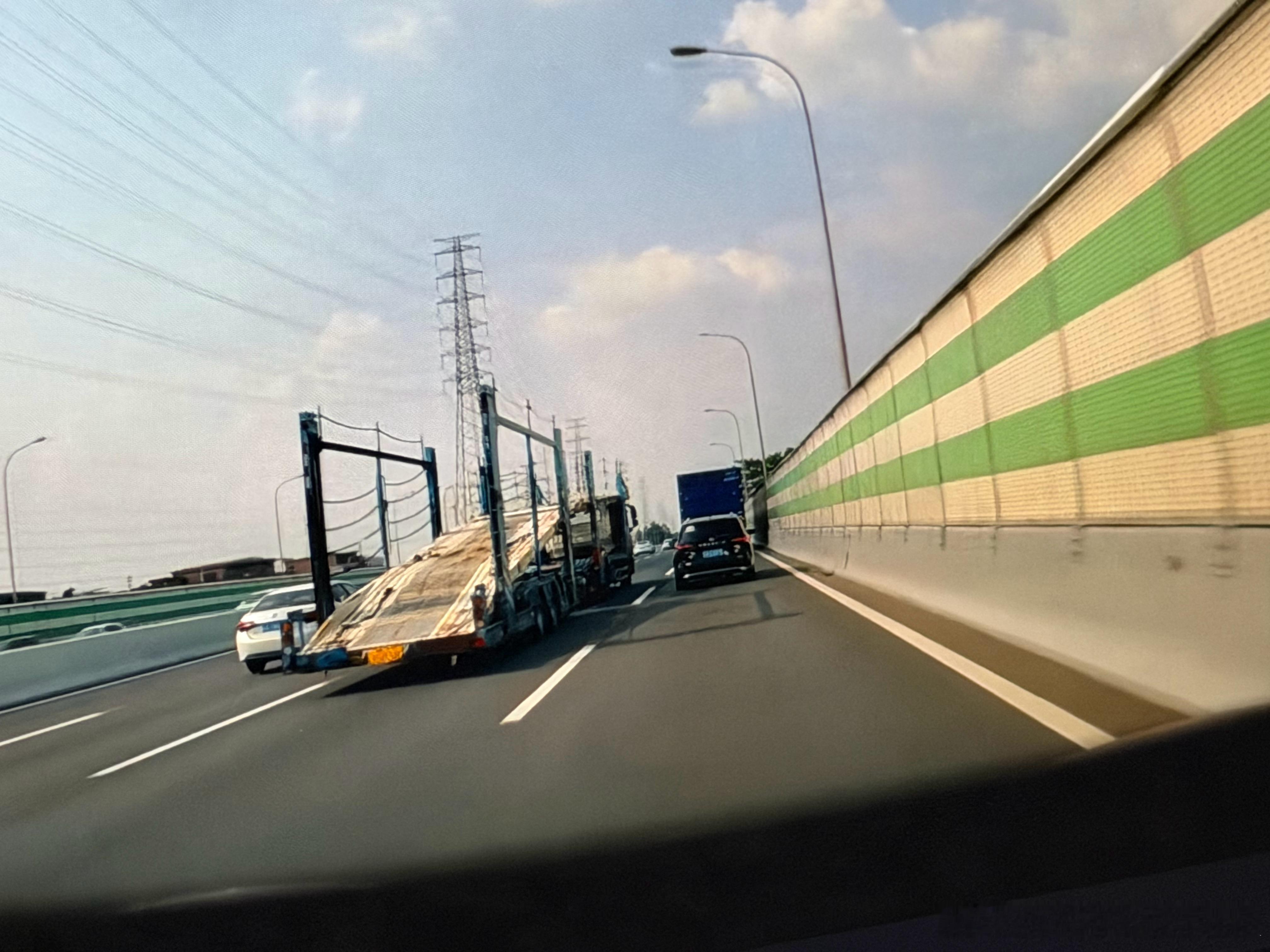 开车路上遇到左边这种板车，总是有一种冲动[允悲]游戏玩多了是这样的 ​​​