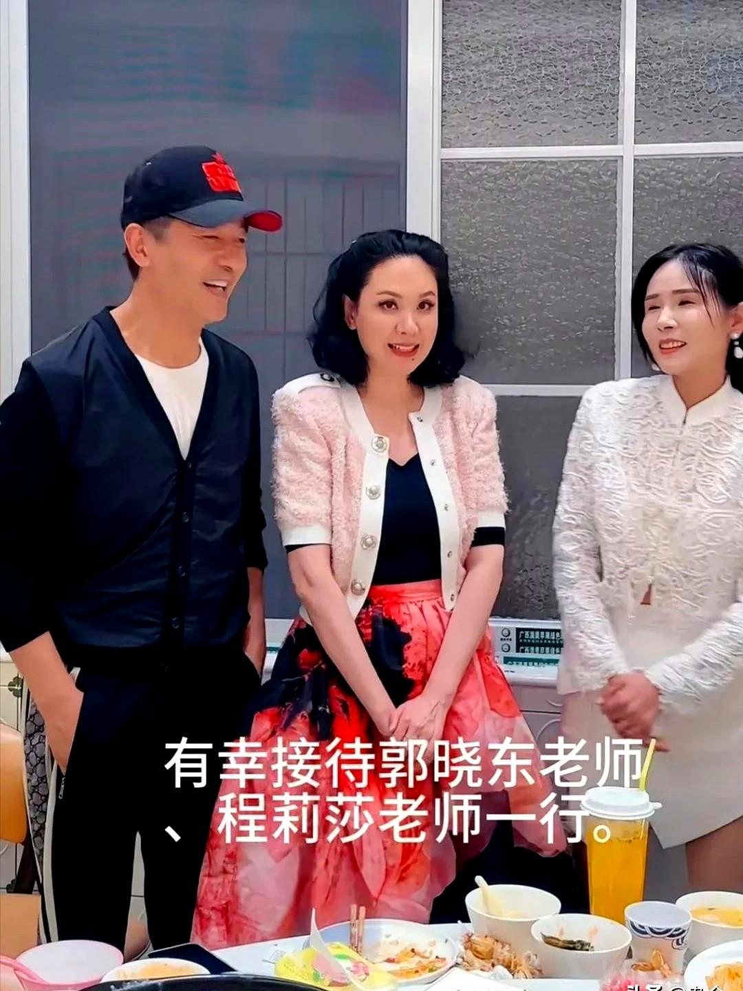 52岁的郭晓东，状态也太好了吧？！

最近在广西北海被人偶遇，整个人又高又瘦，精