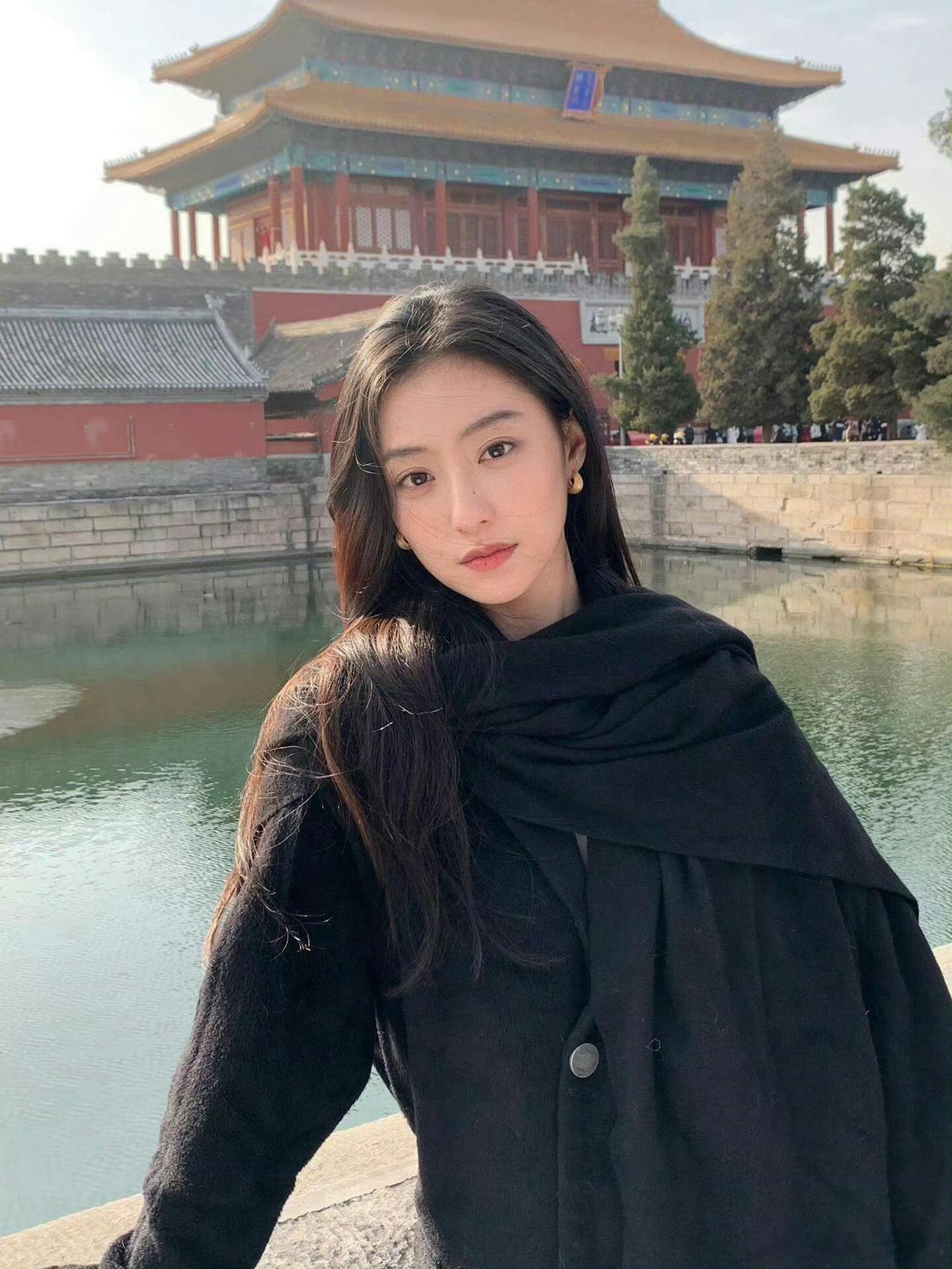 胡连馨 京洛再无佳人《京洛再无佳人》对于很多读者来说，是青春时期印象很深的一本小