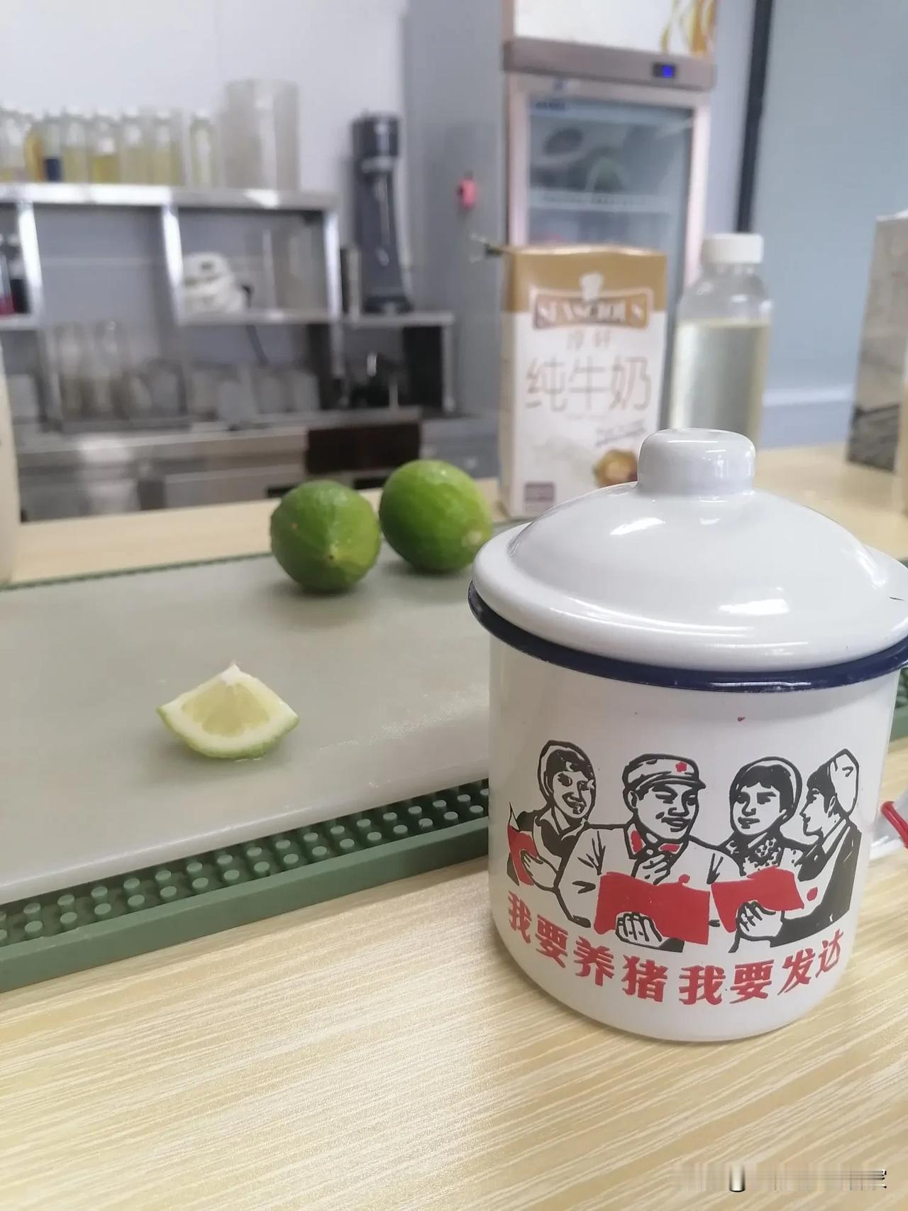 在奶茶店里面配上这个：
“我要养猪，我要发达”，
总觉得给人怪怪的感觉，
总是感