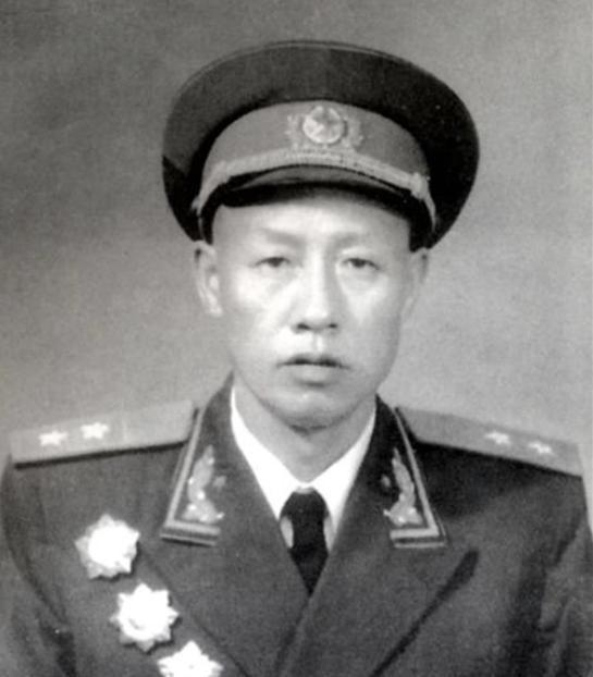 1976年吴富善探望叶剑英，获悉首长身体安好，感慨表示将永远服从叶剑英指挥！
1