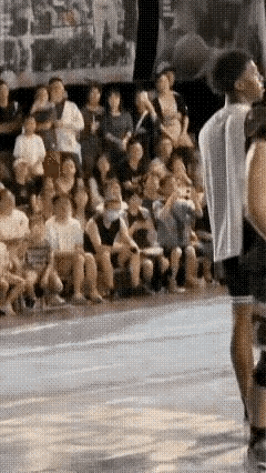 教练，我想申请换人，就跟这位“玩球”的大兄弟换一下位置！让他上来玩会球，我呢，下