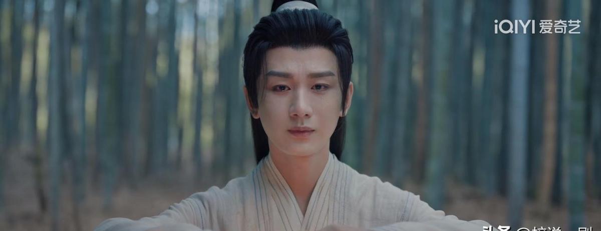 王权富贵亲手毁了自己想守护的桃花坞。
黑狐占了心，剑指亲人，他成了自己最讨厌的样