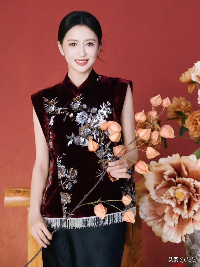 这画面甜度与暖意双在线！佟丽娅递出红包时笑意温柔明媚，眼底的宠溺满得快要溢出来，