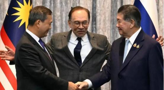 中美介入都没用，泰国军方受到的侮辱，洪森家族必须“割地赔偿”
 
最近泰柬边境的