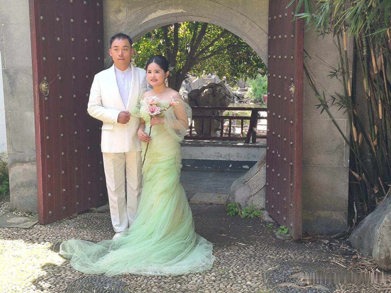 谈谈婚姻。人们为什么结婚❓主要是性成熟了对异性有非常美好的渴望，还有一个人比较单