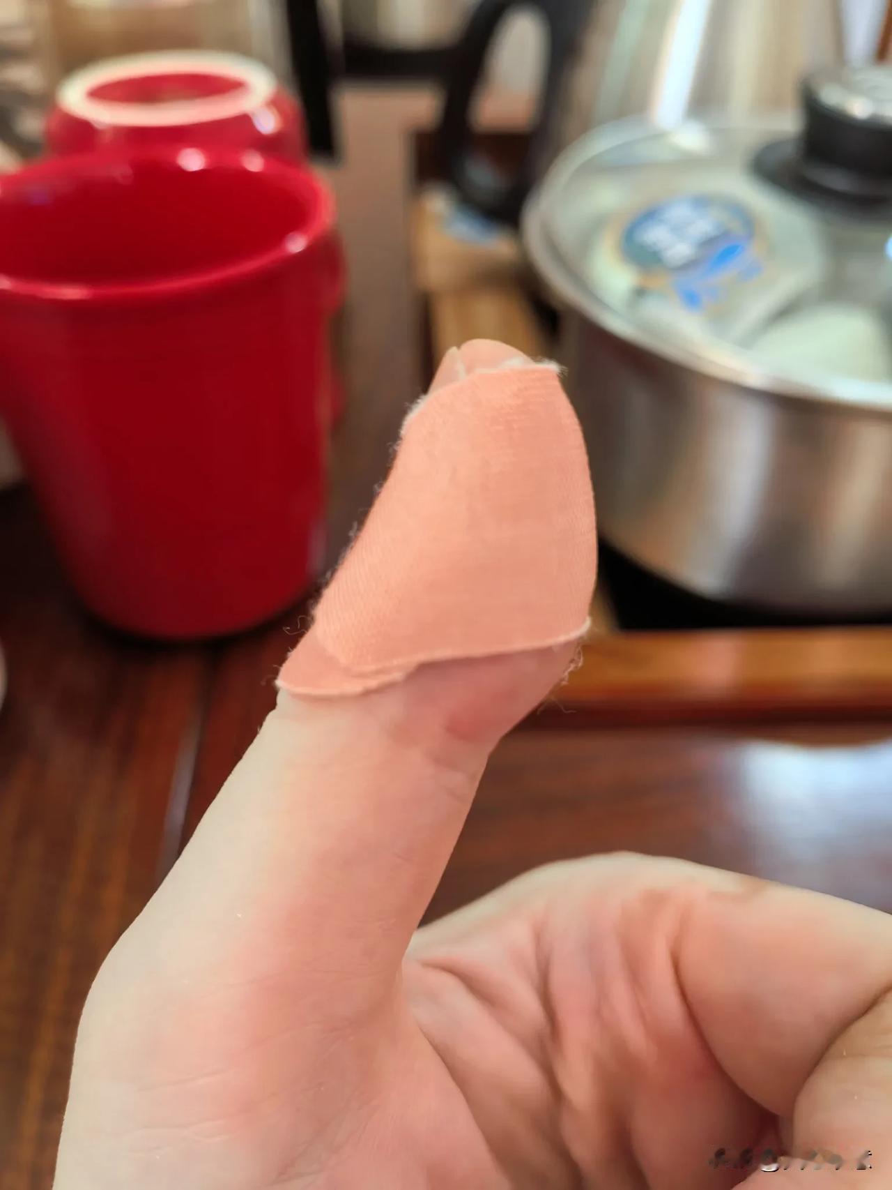 我右手拿着铲子，左手去拉胶条，动作飞快，俨然是一个熟手技工，心里洋洋得意，觉得泥