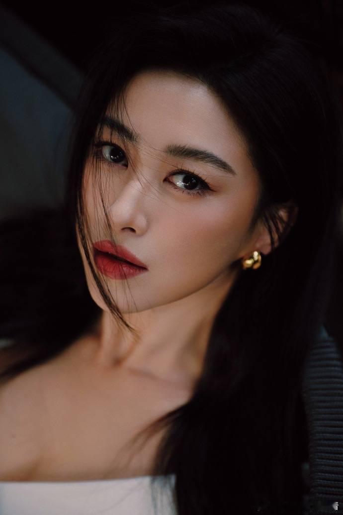 #世纪女神朱珠# 今天的真的美到发光！简约高级的造型，一下车就吸引所有目光，举手