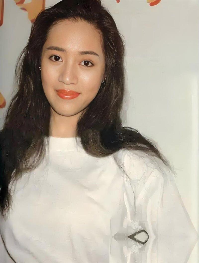 上世纪八十年代的马来西亚，一家夜总会里死一般寂静。
台上，一个年轻女歌手的额头正