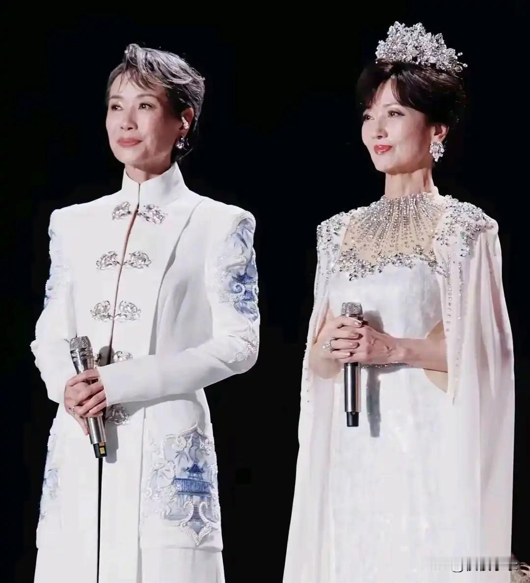 新白娘子传奇演唱会苏州庆功宴，赵雅芝穿红裙好喜庆叶童美得自然！[赞][赞][烟花