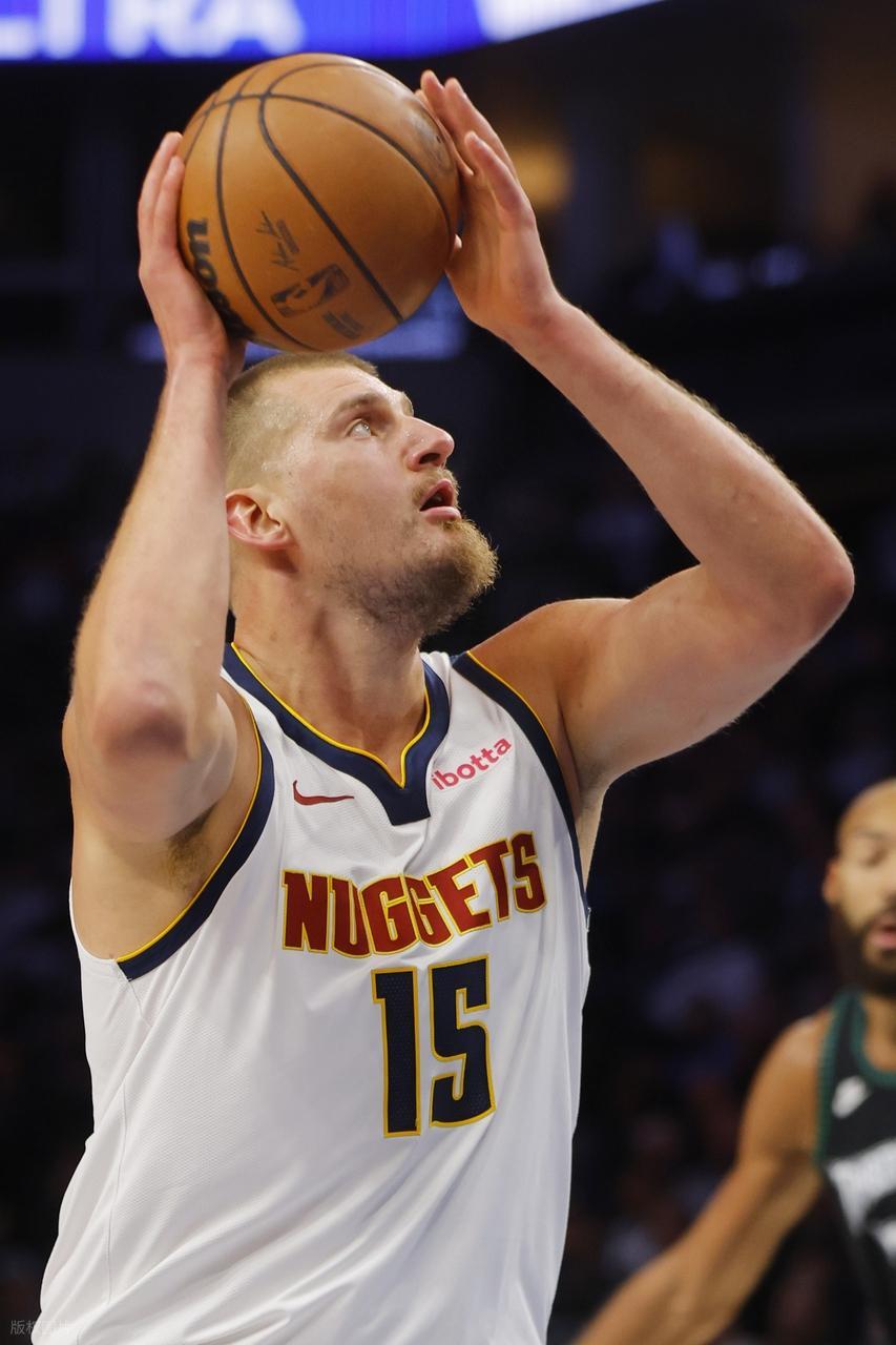 约基奇三双21+12+10，单节净胜28分，三节打卡下班，掘金122-88大胜鹈