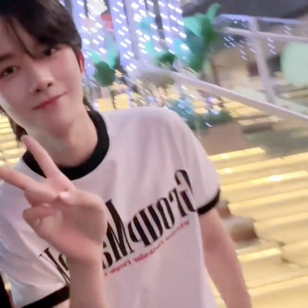 完了跟星星七年之痒了，我怎么觉得这个vlog 没啥内容依旧无聊，同样逛商场我又想