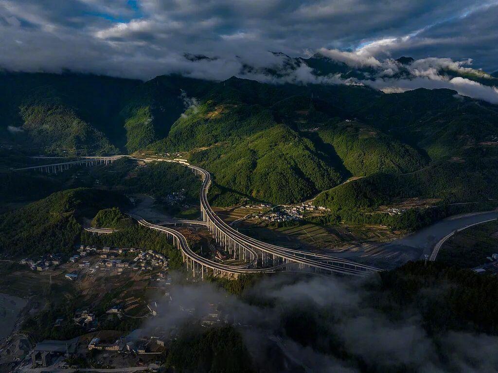 【九绵高速来了🤩预计本月底全线通车！】G8513线九寨沟—绵阳高速公路，一头连