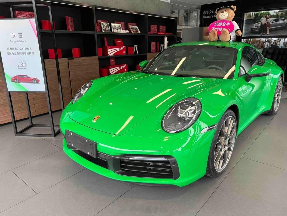 巨蟒绿 911 Carrera，这颜色咋样？[坏笑]选了龙舌兰绿致纯真皮内饰，S