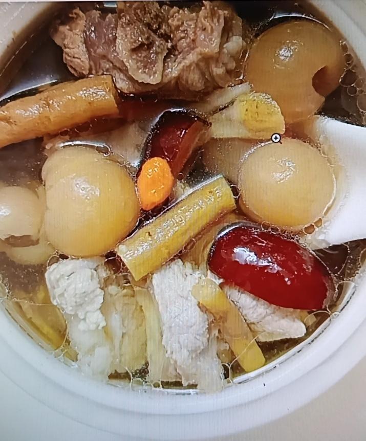 女人过了40岁，想皮肤白嫩气色好，这几种自带黄体酮的食物得安排上。像黄芪红枣补气