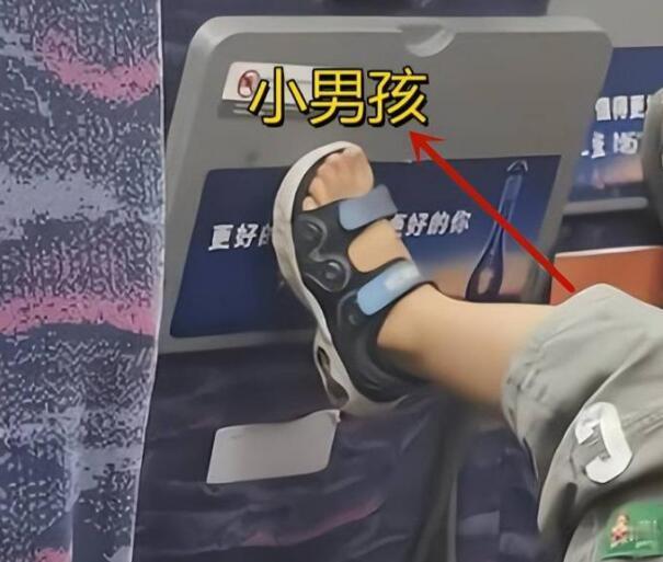 带娃出行想体面不“熊”，记住一个核心：把孩子的无聊和精力提前安排好。
 
以下是