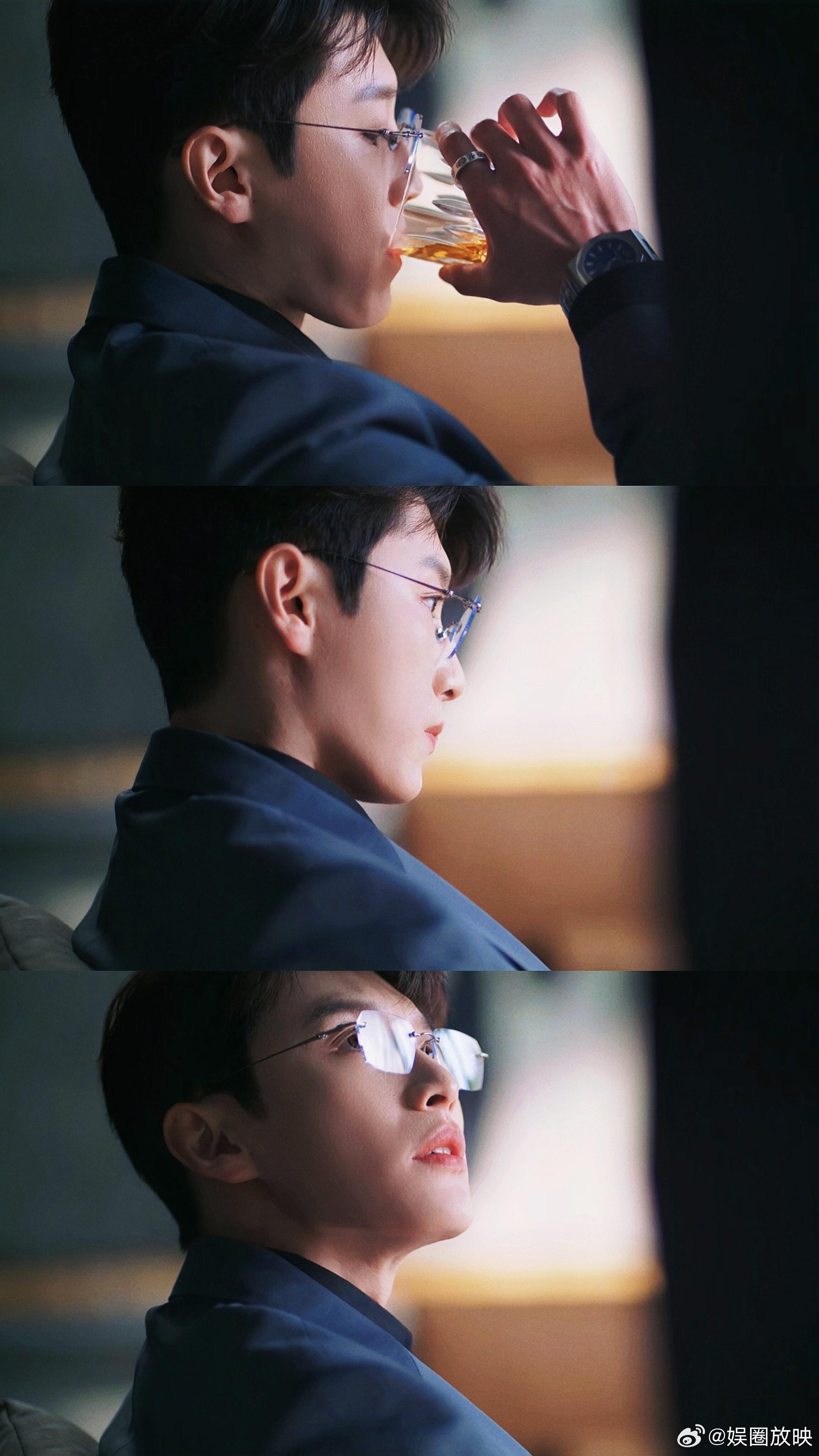 第一次见霸总兼职按电梯的《轧戏》里的霸总裴轸，主业是总裁，副业是“电梯战神”！从