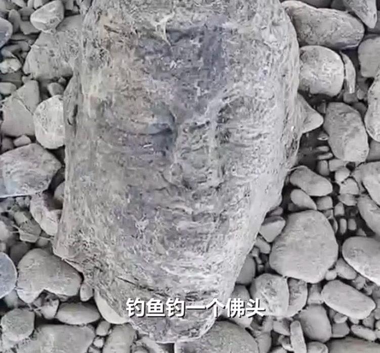 钓鱼佬真的啥都能钓住！8月28日，河南洛阳，一名男子在龙门石窟附近的伊河下游钓鱼