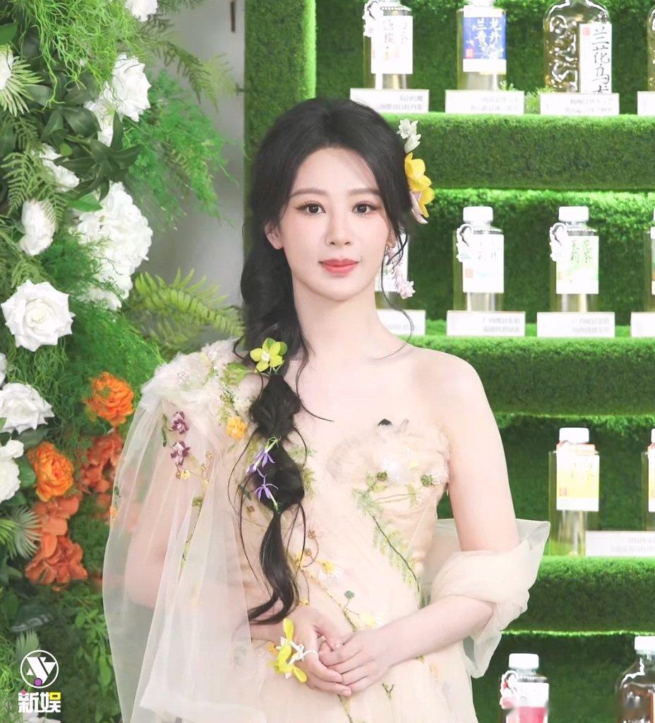 杨紫把董竹君故人演哭了杨紫第一次拍人物传记杨紫直播聊新剧《玉兰花开君再来》，杨紫