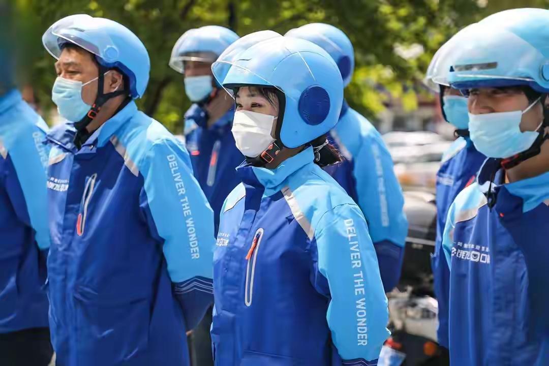 一、阿里为什么非要改这颜色？不是好看，是救命。
二、橙色不是随便涂的：从骑手衣服