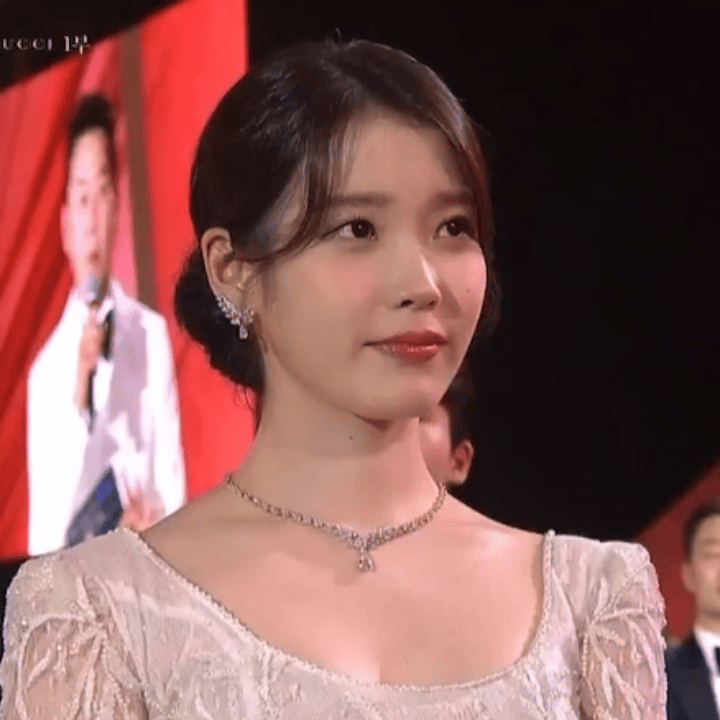 IU[超话]百想IU白裙盘发世界上最适合干净妆容的丽🤍✨ ​​​