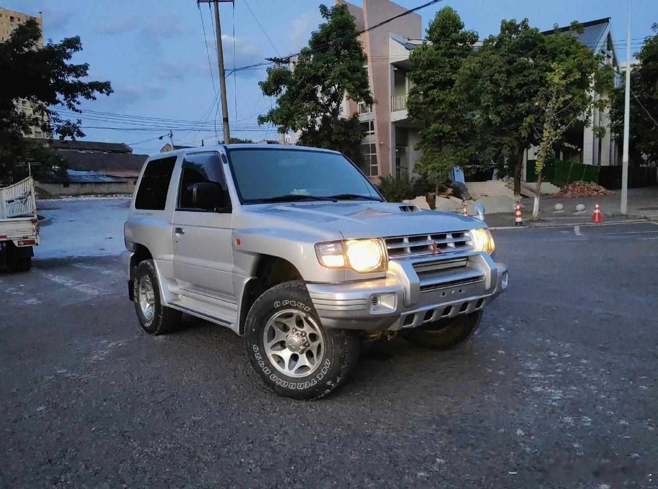 MITSUBISHI PAJERO V26短轴三菱帕杰罗霓虹本土柴油自动挡，带中