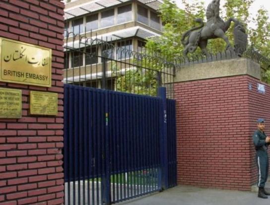 【由于该地区存在军事冲突威胁，英国从伊朗撤离大使馆工作人员。】