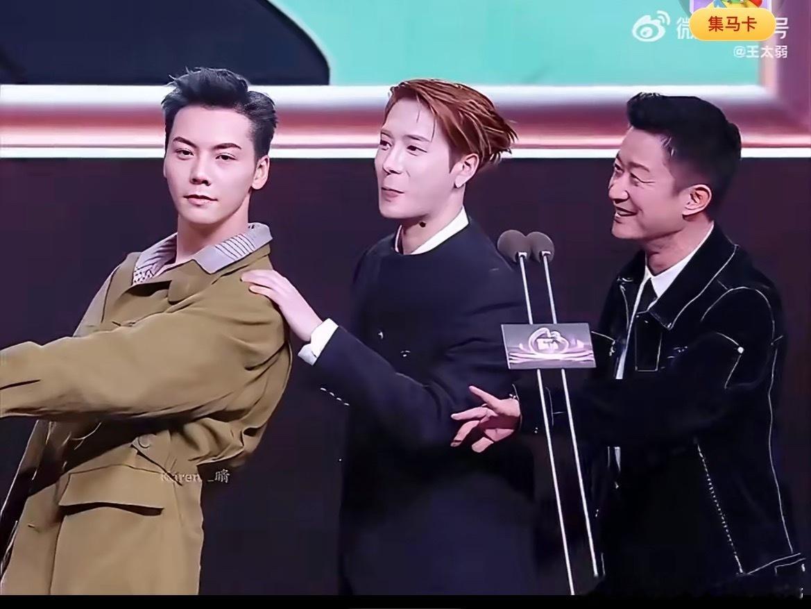 王嘉尔帮吴京翘兰花指梗玩到正主这来了，吴京王嘉尔，当铁血硬汉遇到熟手魅男，纯纯热