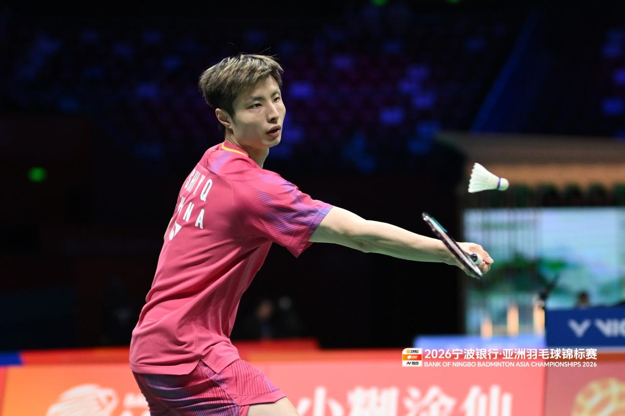 2026年亚洲羽毛球锦标赛男单首轮，石宇奇 21-15、 21-17 李佳豪（中