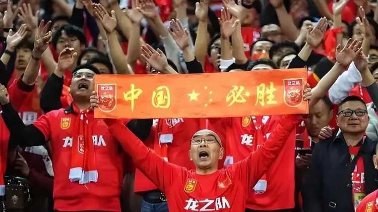 无意翻到这张照片，感觉是极大的讽刺。
球迷要国足必胜。
国足却轻飘飘的说，输了，