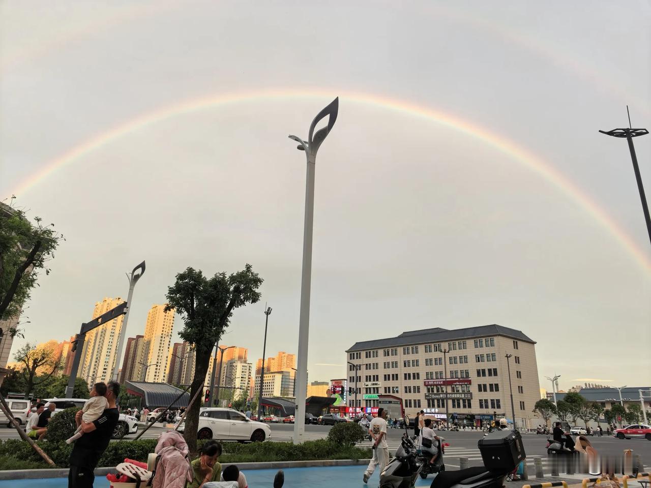 【七绝·雨霁】
雨霁风催处处凉，
天边云彩秀红妆。
人间自就丹青画，
鬼斧神工无