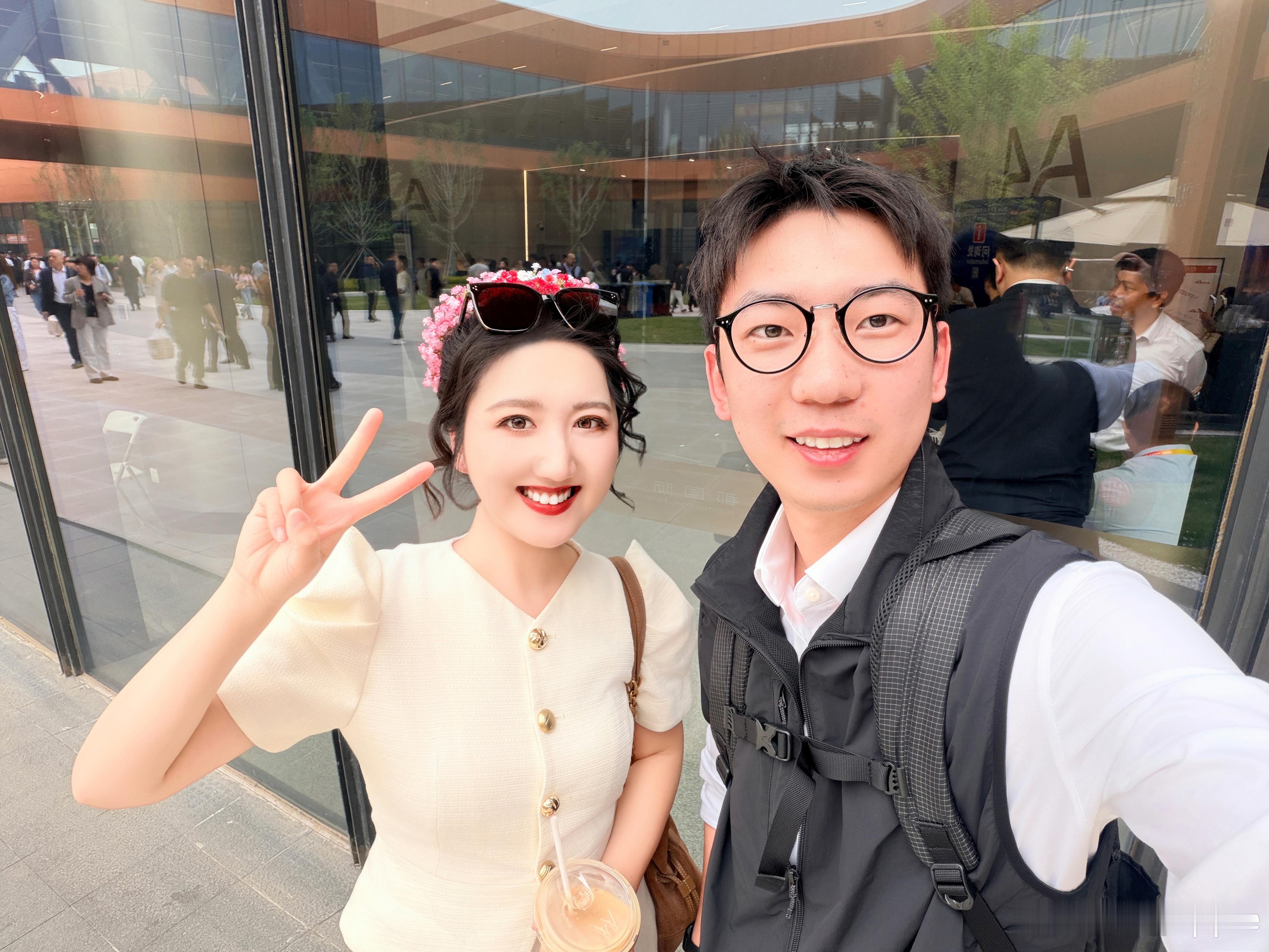 在智己展台和智己人er合照 一起遇见更好的智己智己LS8震撼上市24.98万起